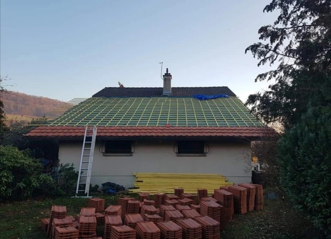 Rénovation toiture en cours — lattis et tuiles neuves, Haut-Rhin